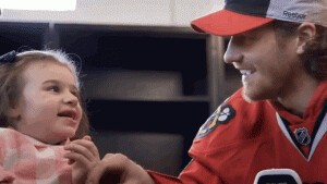 Duncan Keith fait le bonheur d'une jeune fan handicapée