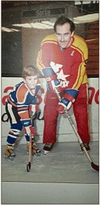 Qui est ce jeune joueur qui raccrochera ses patins ce soir ?