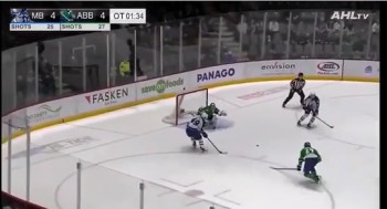 Dieser KHL-Spieler landet auf schnellstem Weg auf der gegnerischen Bank