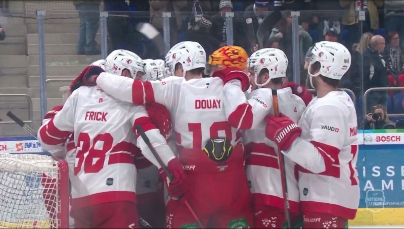 Vidéo et analyse de la charge de Yannick Blaser sur Damien Brunner