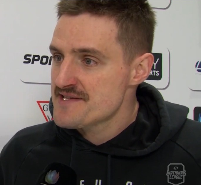 Dieser Check von Sean Kuraly lässt Matthew Benning und das Plexiglas erzittern.