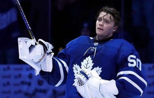 Erik Källgren dédie son masque à Börje Salming