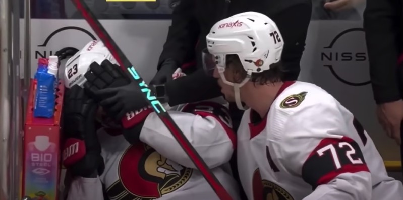 Thomas Chabot frappe son coéquipier sur le banc