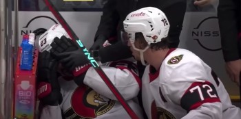Thomas Chabot frappe son coéquipier sur le banc