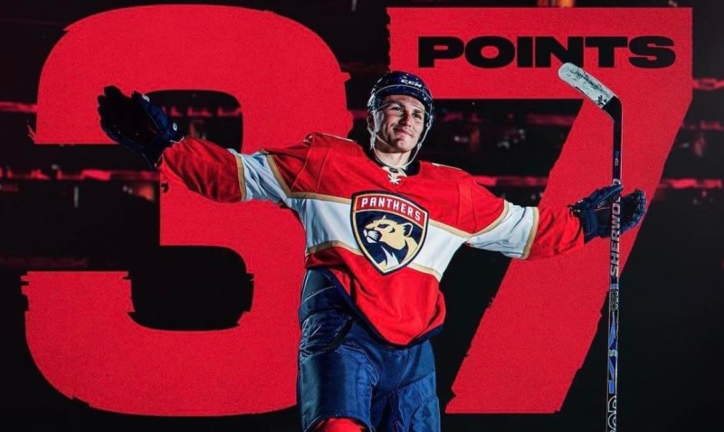 Matthew Tkachuk bat une marque de Pavel Bure