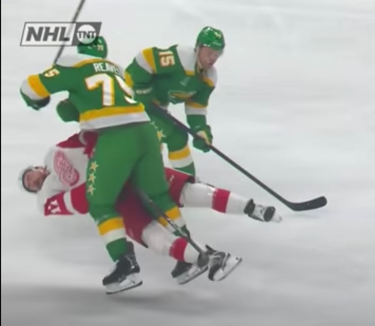 Ryan Reaves délivre une énorme charge jugée correcte sur Filip Hronek