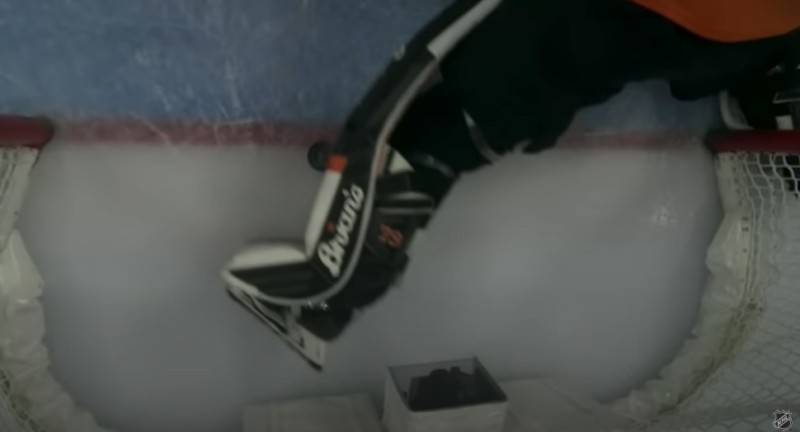 Chris Kreider privé d'un but pour quelques millimètres