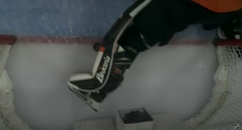 Chris Kreider privé d'un but pour quelques millimètres