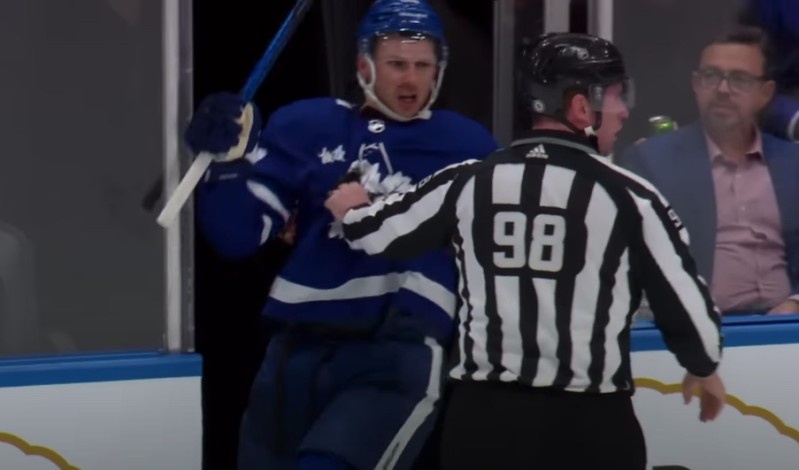 Un juge de ligne qui ne veut plus voir Michael Bunting  sur la glace