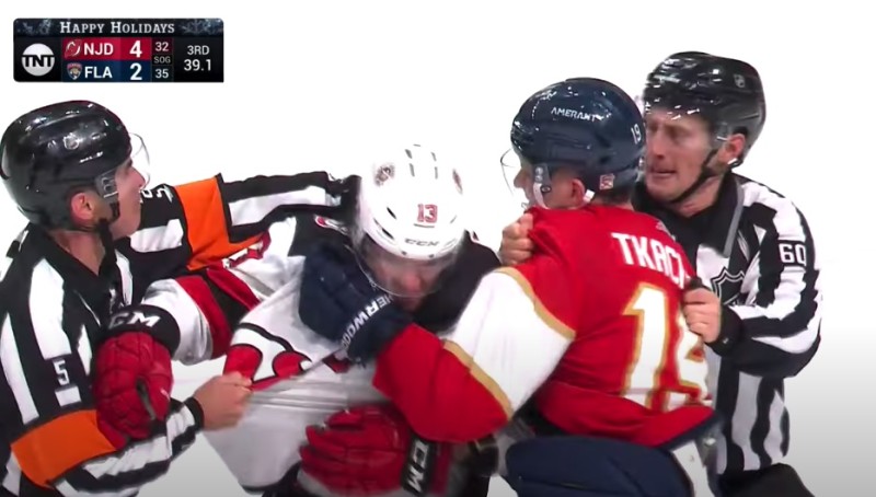 Matthew Tkachuk s'en prend à Nico Hischier en toute fin de match