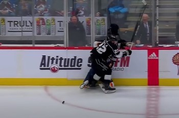 Kevin Fiala auteur d'une charge dangereuse sur Alex Newhook