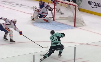 Une soirée à cinq points pour Connor McDavid mais aussi une intervention défensive salvatrice