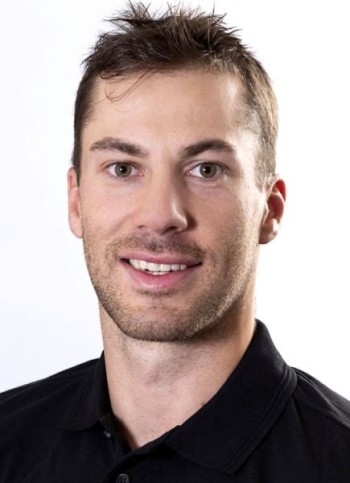 Philip-Michael Devos nach Kopfbelastung auf der Bank