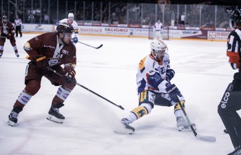 Jordann Bougro unterschreibt in Sierre