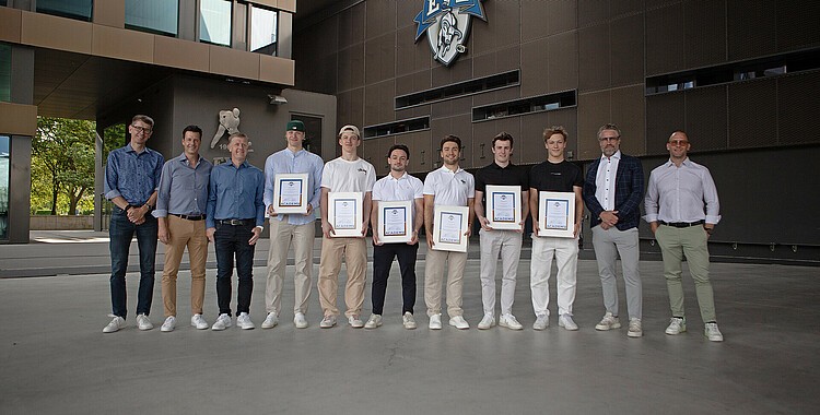 Peter Forsberg remet les diplômes aux jeunes talents zougois