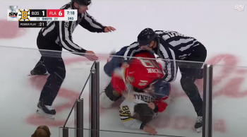 Matthew Tkachuk et David Pastrnak s'échangent quelques amabilités