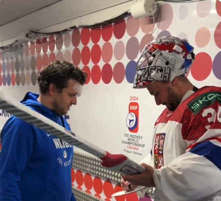 Petr Mrázek amoche le gardien remplaçant adverse mais se rattrape de belle façon