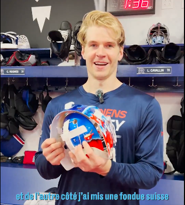 Connor Hughes präsentiert seine neue Maske