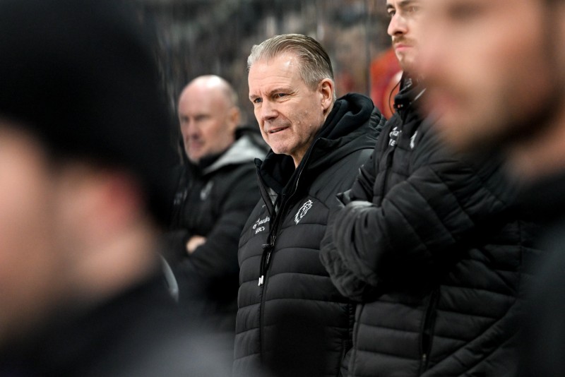 Geoff Ward und Stéphane Charlin von ihren Kollegen gefeiert