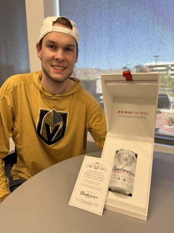 Akira Schmid a gagné son premier trophée en NHL