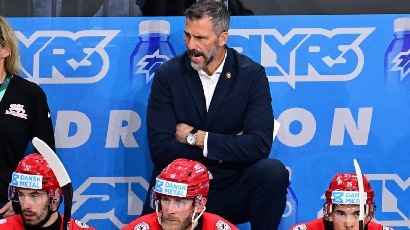 Andreas Lilja derrière le banc des champions en titre