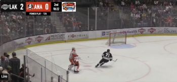 Ein hoffnungsvoller Torwart der Ducks trifft ins eigene Tor