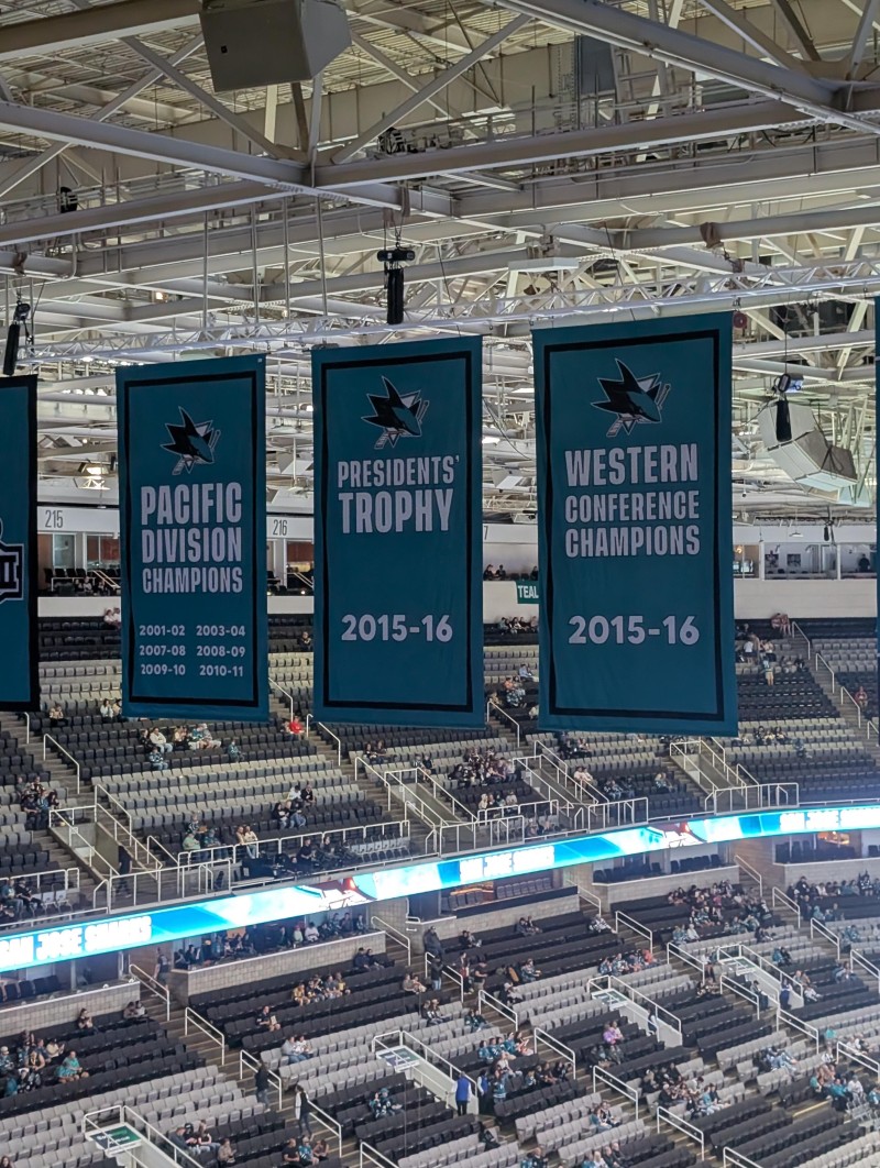 Les Sharks ont donné un coup de neuf à leurs bannières, mais...