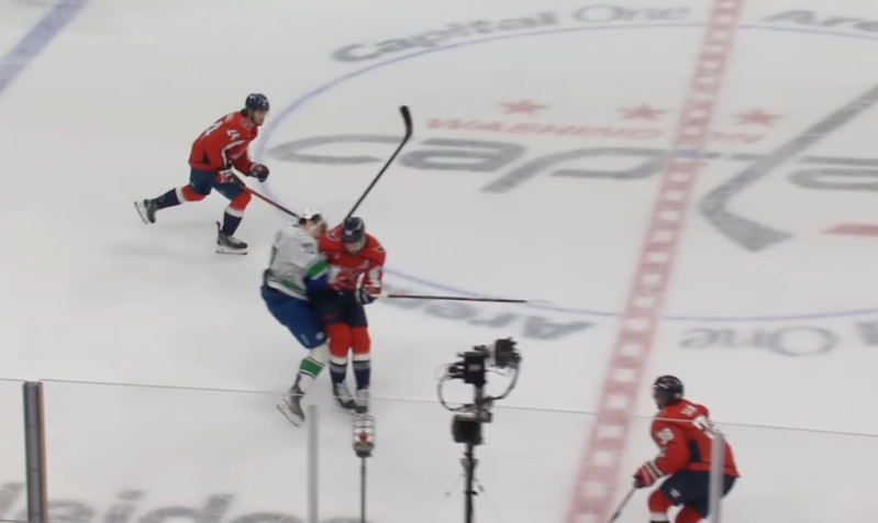 Une grosse charge jugée légale de Tom Wilson sur Filip Chytil