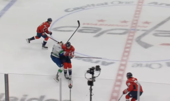 Une grosse charge jugée légale de Tom Wilson sur Filip Chytil