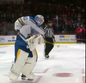 Jordan Binnington tente de subtiliser le puck du 900e but d'Ovechkin