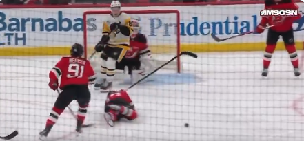 Nico Hischier s'en sort bien après un puck en pleine tête