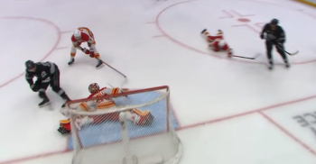 Dustin Wolf nimmt Kevin Fiala mit einer spektakulären Parade ein Tor ab