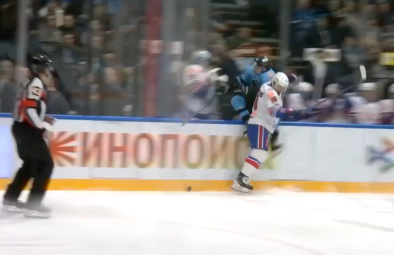 Un joueur balance son adversaire sur son gardien remplaçant