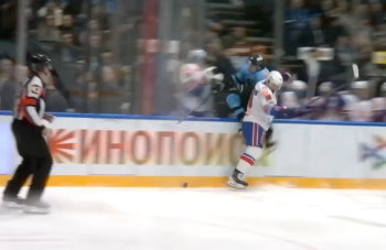 Un joueur balance son adversaire sur son gardien remplaçant