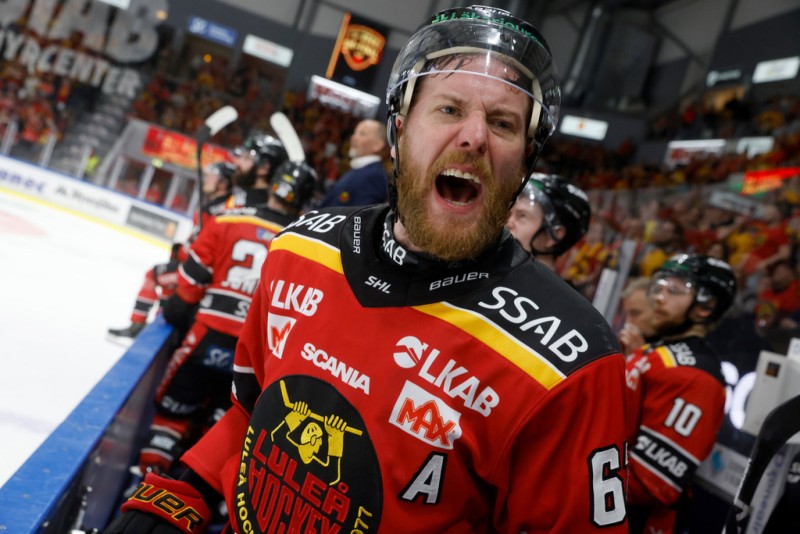 Linus Omark tacle Jonathan Ang après la victoire de HV71 sur Luleå