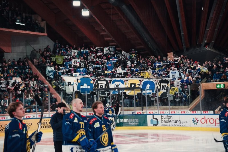 Le joli contre-tifo des fans de Davos envers ceux de Fribourg