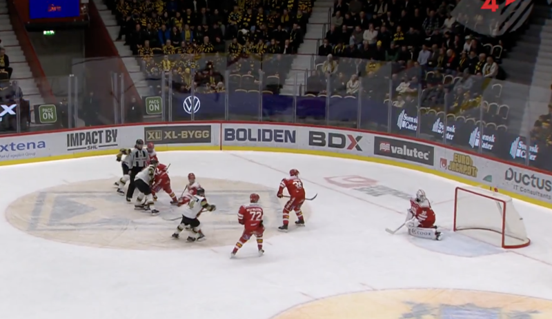 Pär Lindholm rend hommage à Jimmie Ericsson un imitant son but assez fou