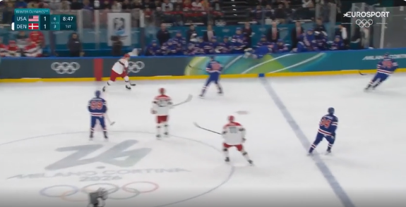 Nicholas Jensen bat Jeremy Swayman depuis la zone neutre