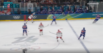 Nicholas Jensen bat Jeremy Swayman depuis la zone neutre